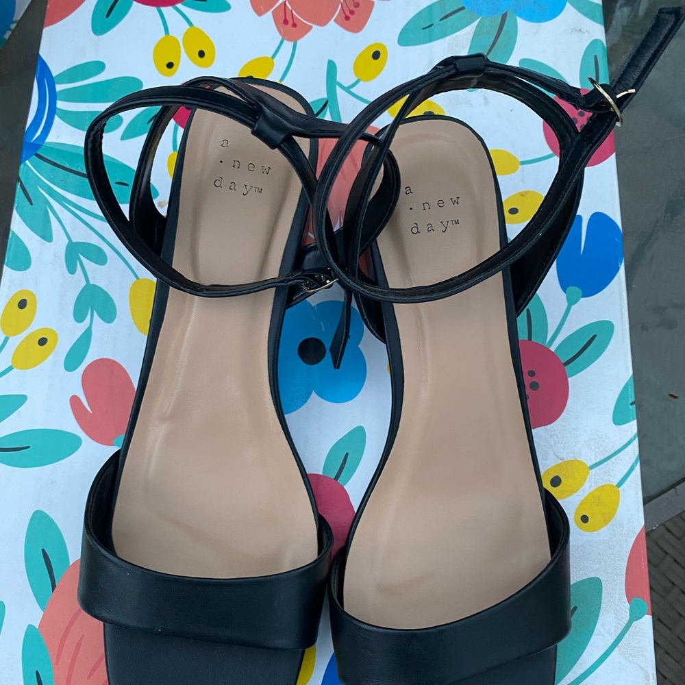 New black heels size 10 wide